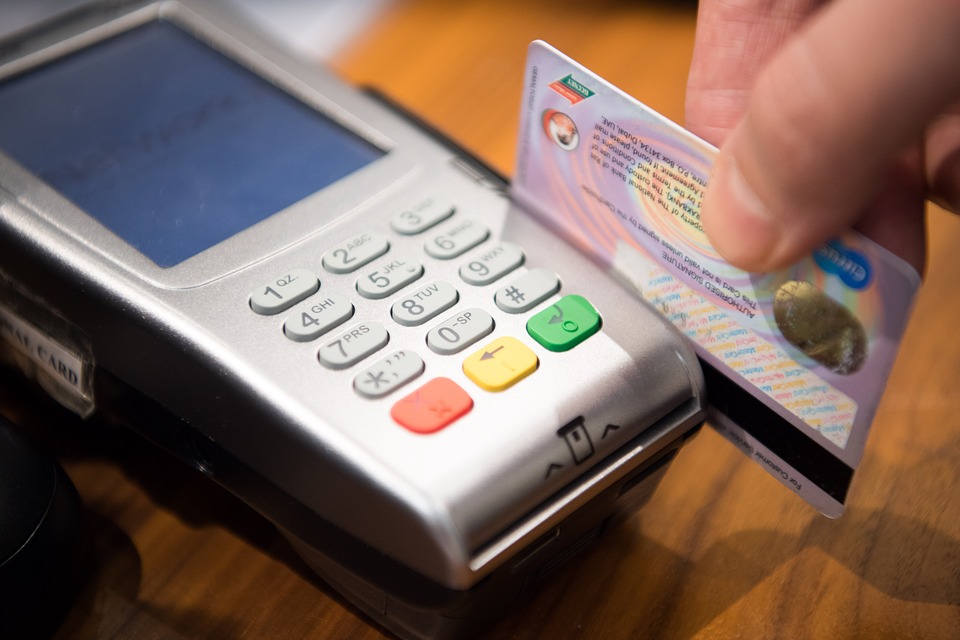 Egyptian banks adjust withdrawals and purchases limits for cards abroad