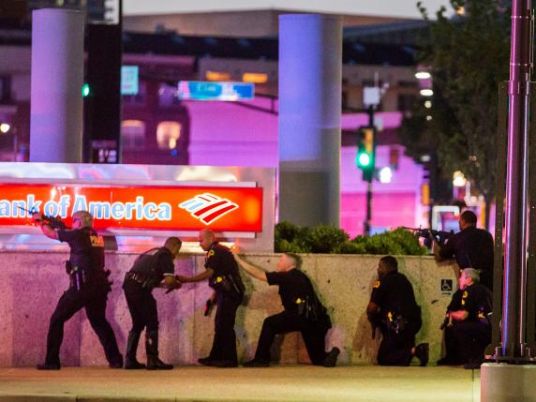 Charging police, Dallas gunman shows tactical skill in ambush - Egypt ...