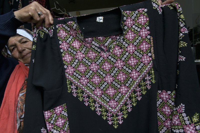 Iconic Palestinian thobe fashions a new political symbol - Egypt ...