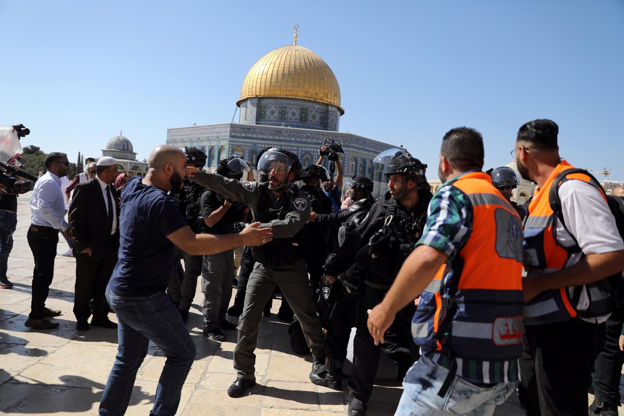 Palestinians And Israeli Police Clash At Jerusalem Holy Site - Egypt ...