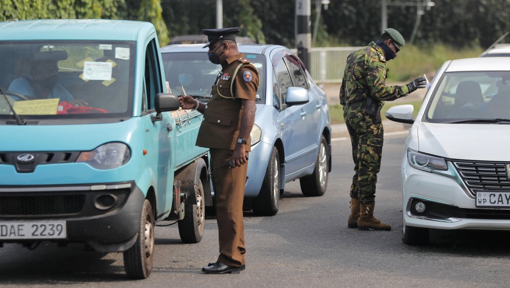 In This April 1 2020 File Photo Sri Lankan Police Officers Check Identity Of Commuters During A Curfew Imposed To Curb The Spreading Of New Coronavirus In Colombo Sri Lanka Egypt Independent