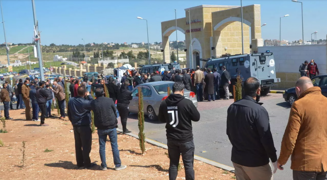 Jordan uses tear gas to clamp down on anti-lockdown protesters