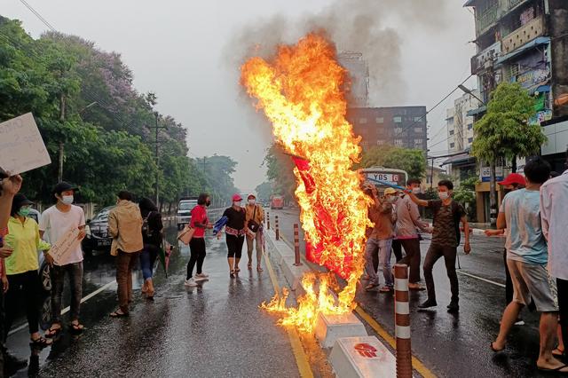 Eleven Killed As Myanmar Protesters Fight Troops With Handmade Guns Firebombs Media Egypt Independent