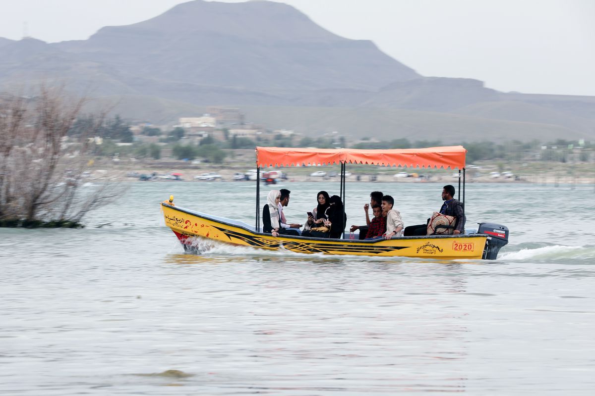Yemenis find rare leisure time at Sanaa lake