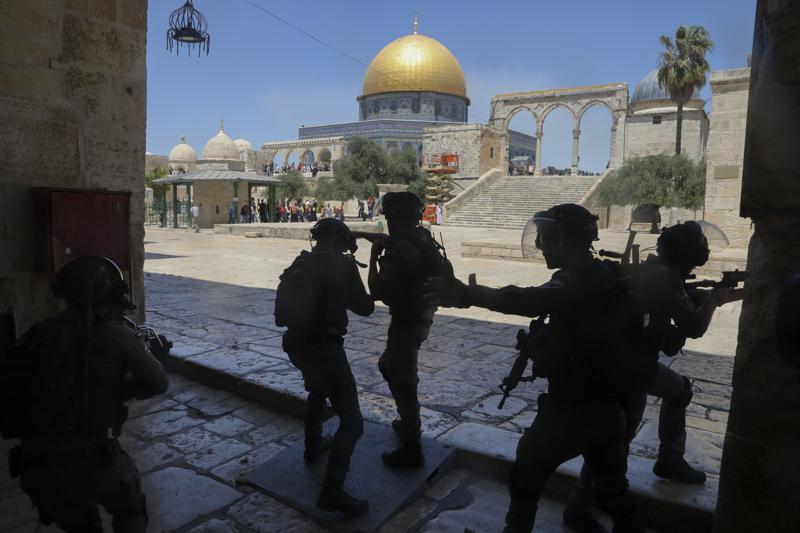 Palestinians, settlers clash in tense Jerusalem neighborhood