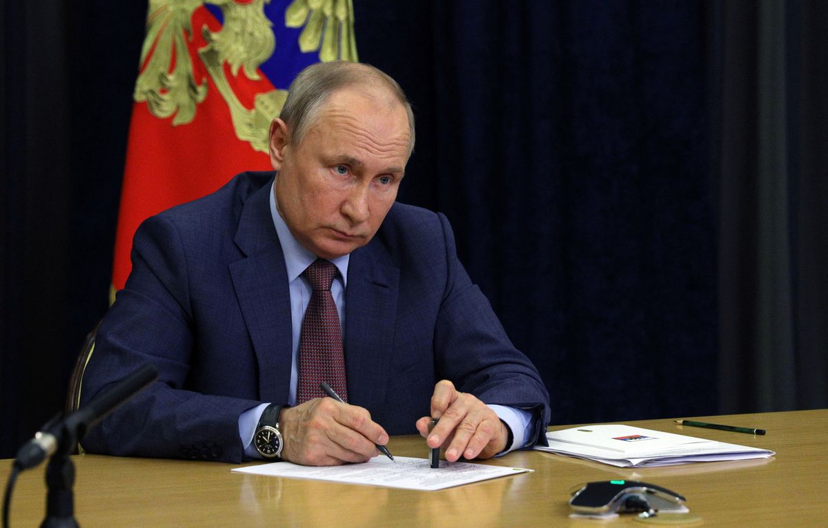 Putin inks law to ban &lsquo;extremists&rsquo; from elections amid Navalny crackdown
