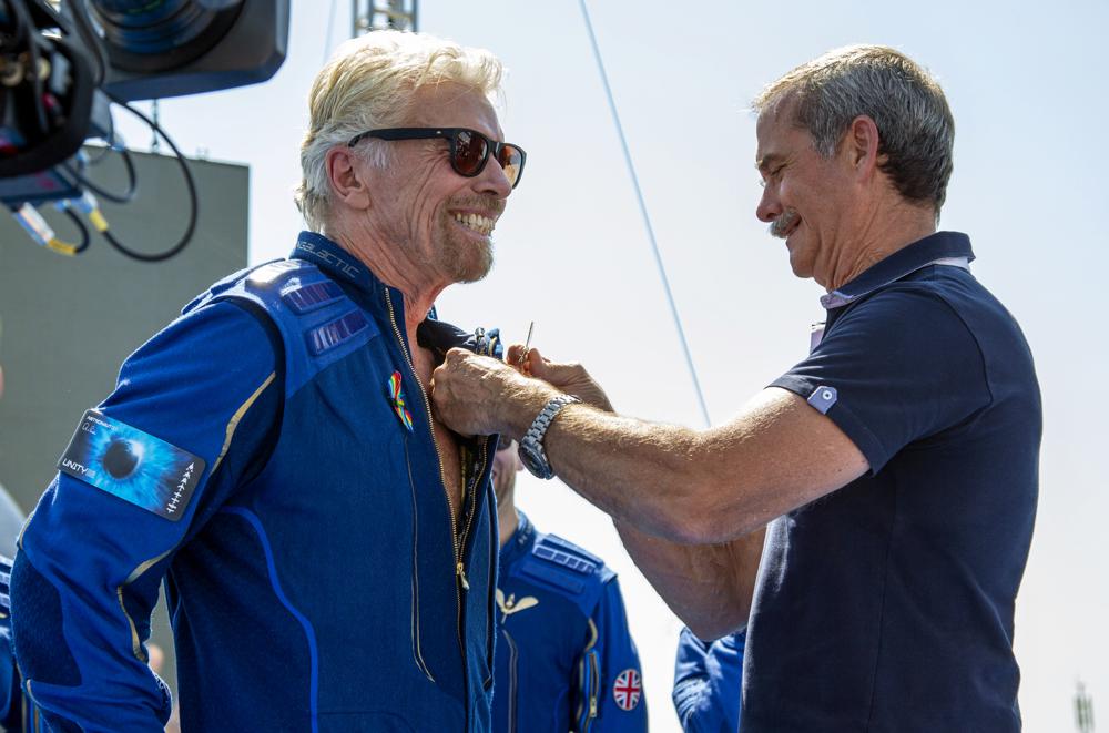 Billionaire Richard Branson reaches space in his own ship Billionaire Richard Branson reaches space in his own ship