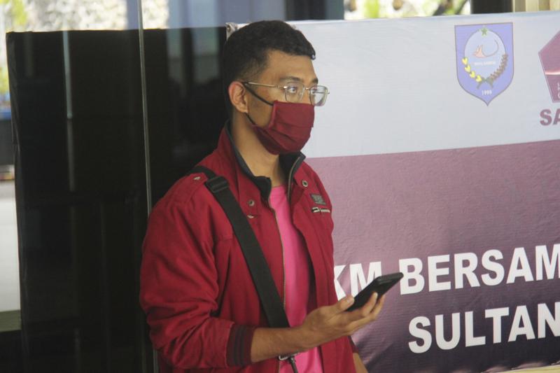Man with coronavirus disguises as wife on Indonesian flight Man with coronavirus disguises as wife on Indonesian flight