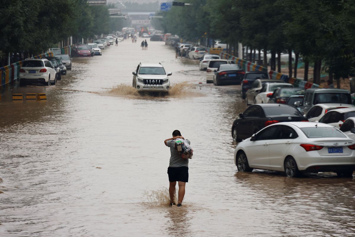 Digger trucks drafted in to rescue people stranded in China floods Digger trucks drafted in to rescue people stranded in China floods