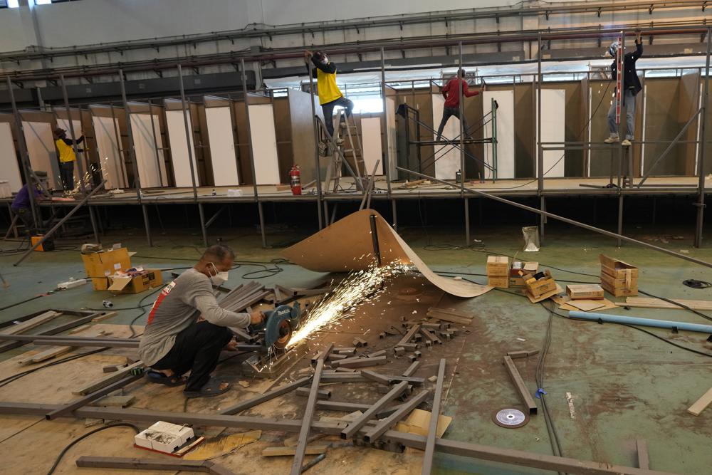 Thailand sets up hospital at airport; Cambodia closes border