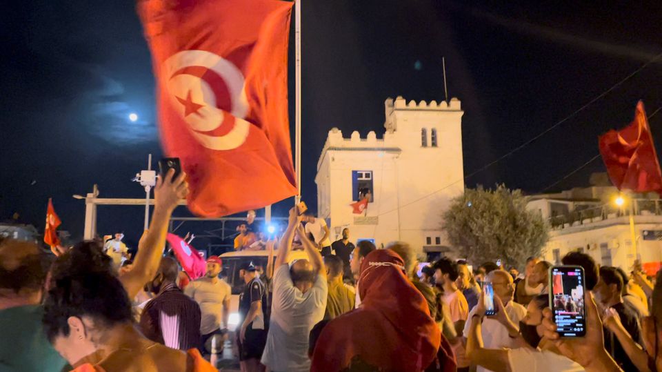 Tunisian democracy in crisis after president ousts government