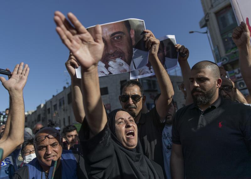 Hundreds of Palestinians demonstrate against Abbas
