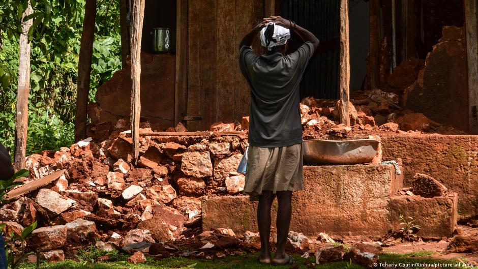 Haiti earthquake: Frustration grows over lack of aid as death toll crosses 2,000
