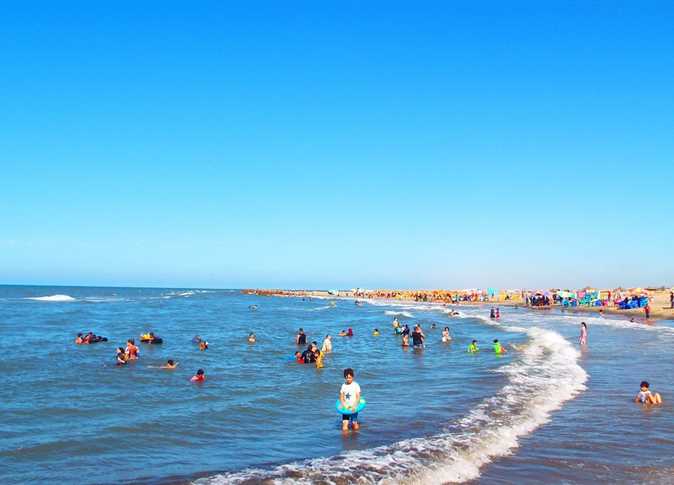 Very hot, humid weather continues across Egypt on Monday