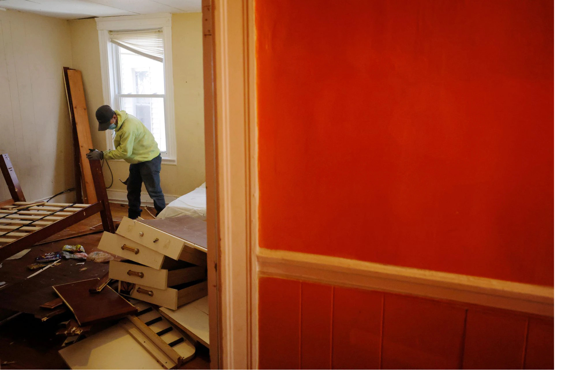 US COVID-19 eviction ban expires, leaving renters at risk