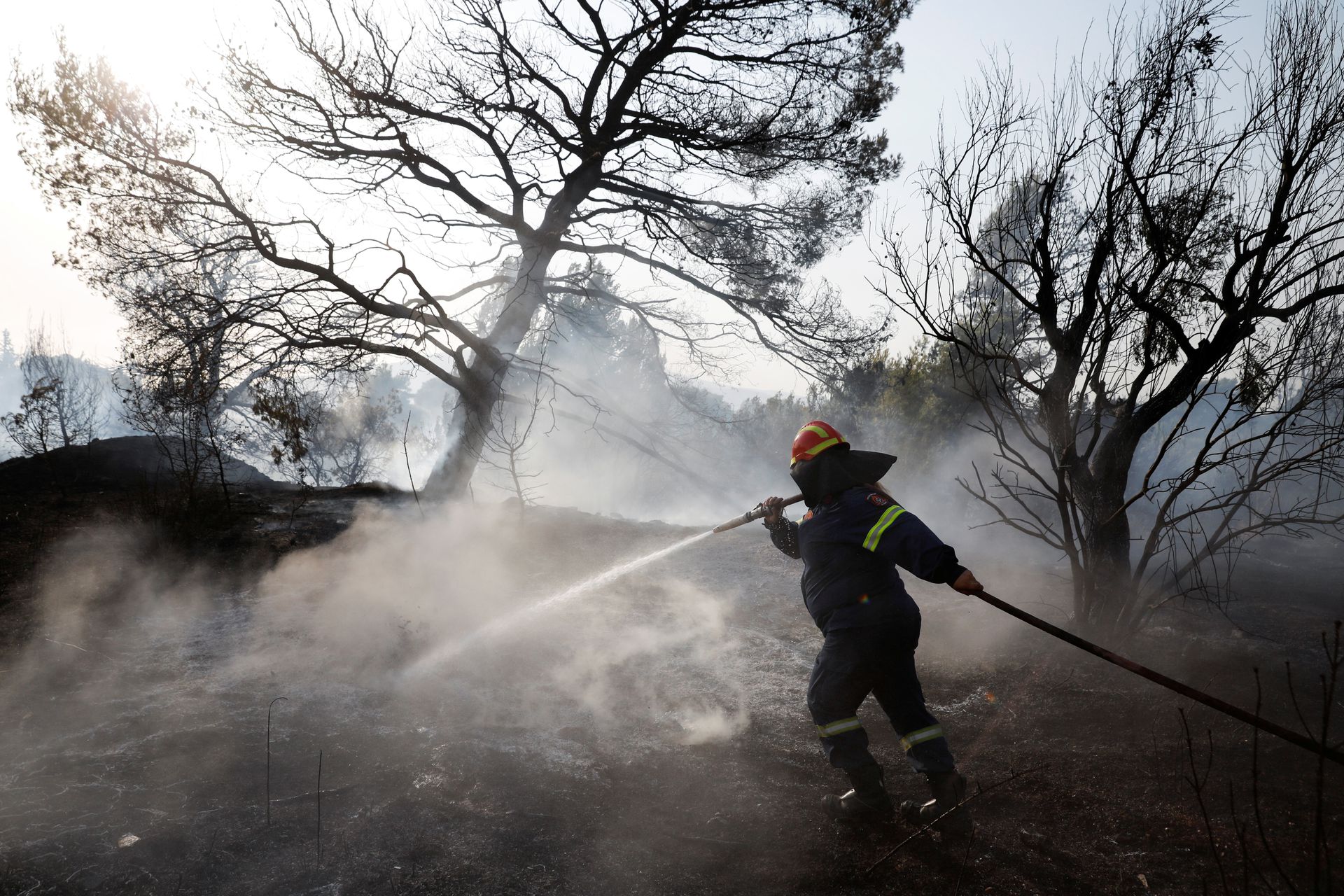 Greeks urged to be on alert as extreme weather fuels wildfires
