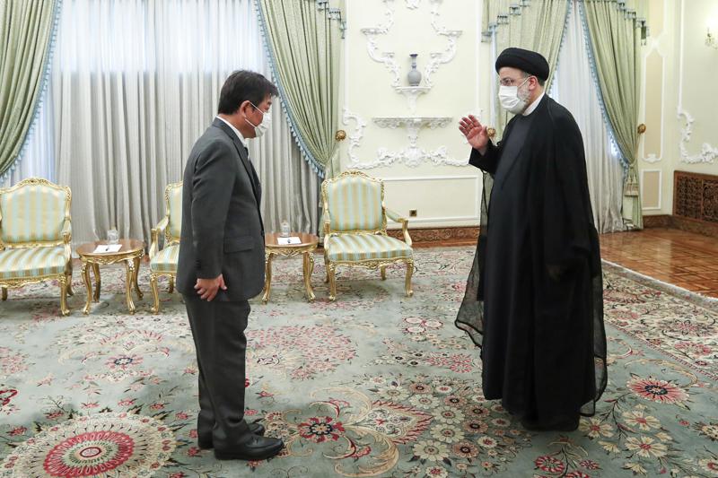 Japanese FM discusses de-escalation with Iranian officials