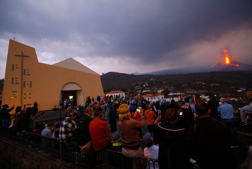 Tourists head to Spanish island of La Palma to see erupting volcano
