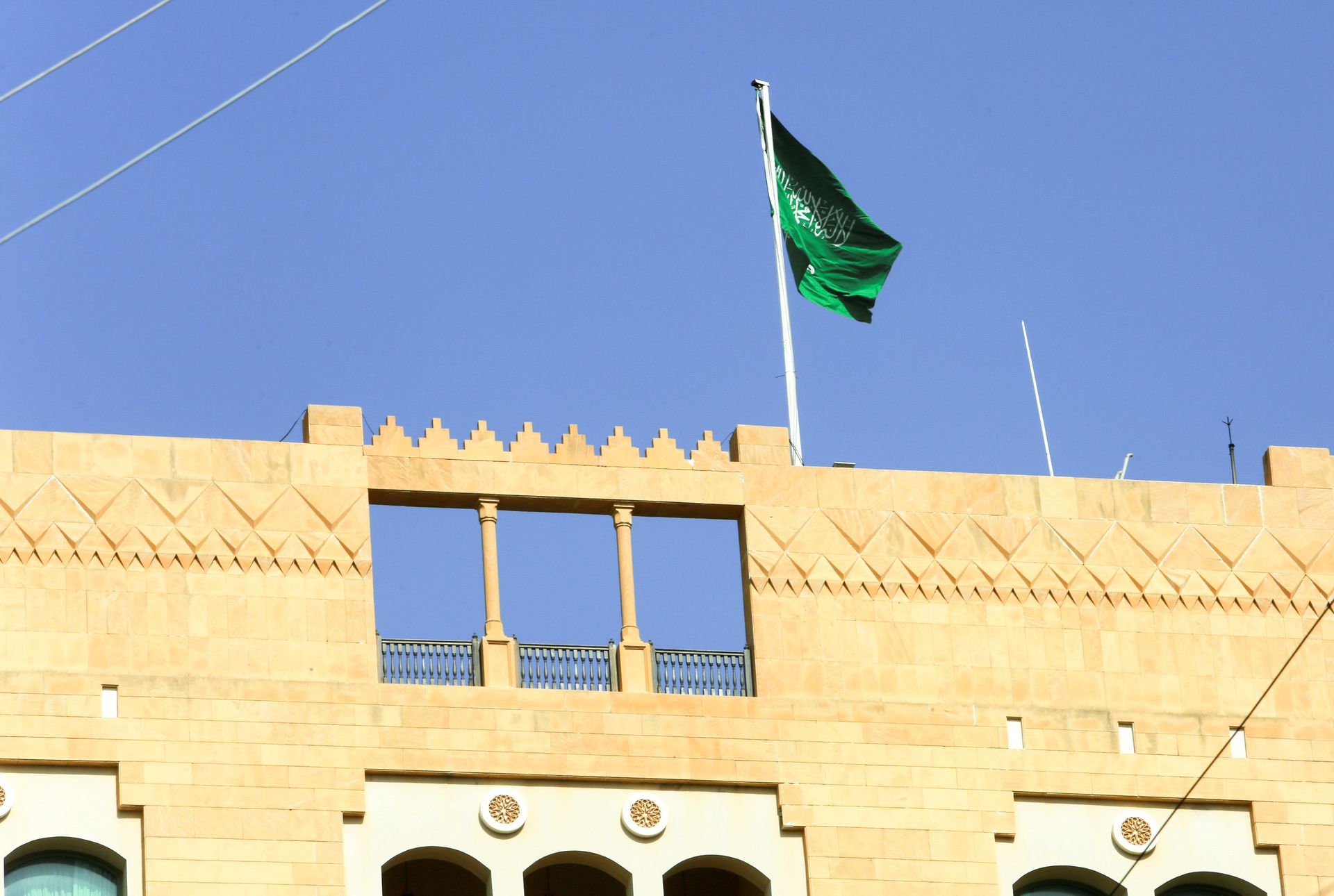 Lebanon says government can’t afford to resign as Saudi rift widens