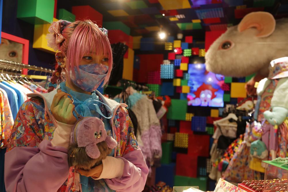 Japan keeps tourism freeze despite plunge in virus cases