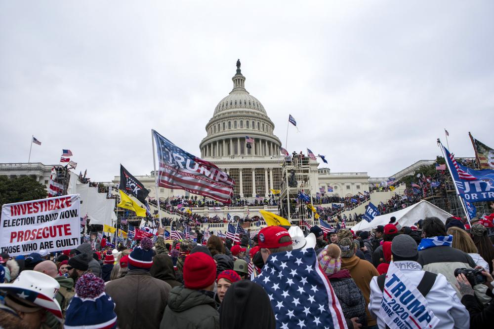 Prosecutors: Capitol cop told Jan. 6 rioter to hide evidence