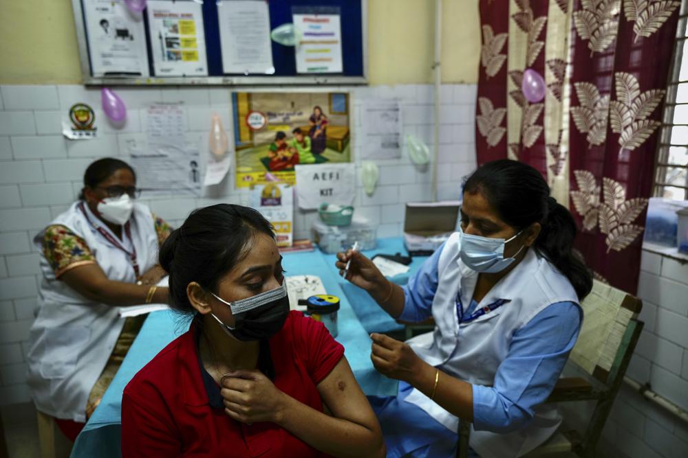 India hits 1B vaccine doses, worries about gap between shots India hits 1B vaccine doses, worries about gap between shots