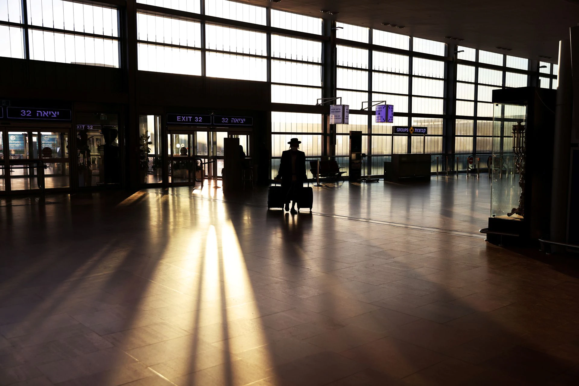Israel to ban entry of foreigners from all countries over Omicron