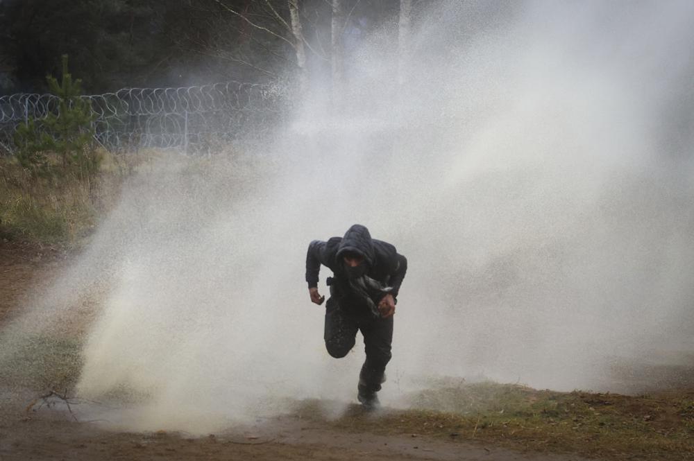 Poland uses water cannons against migrants at Belarus border