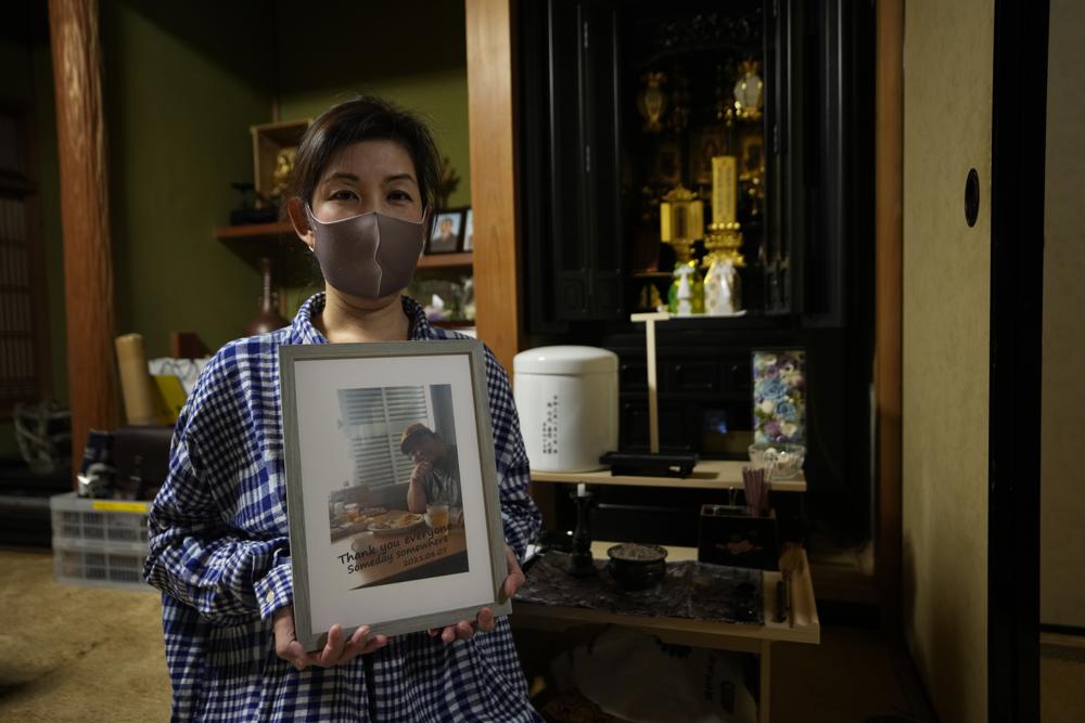 Relatives of virus dead question Japan&rsquo;s stay-at-home policy