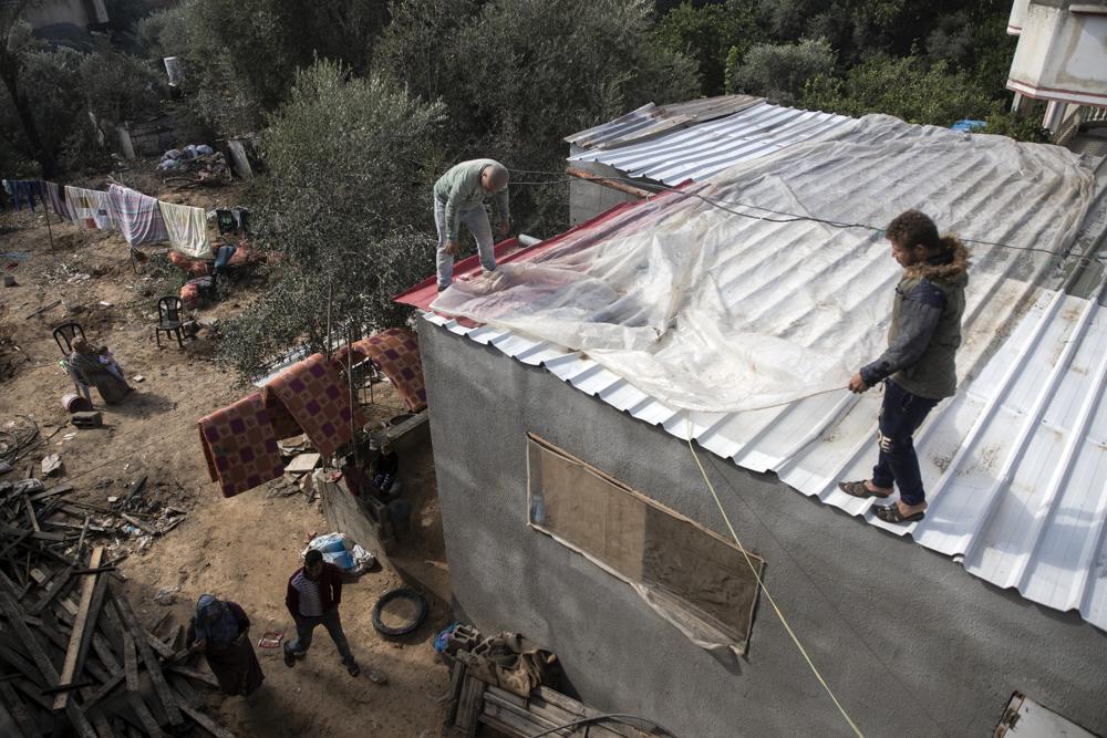 Winter rain floods Gaza homes damaged in last spring&rsquo;s war