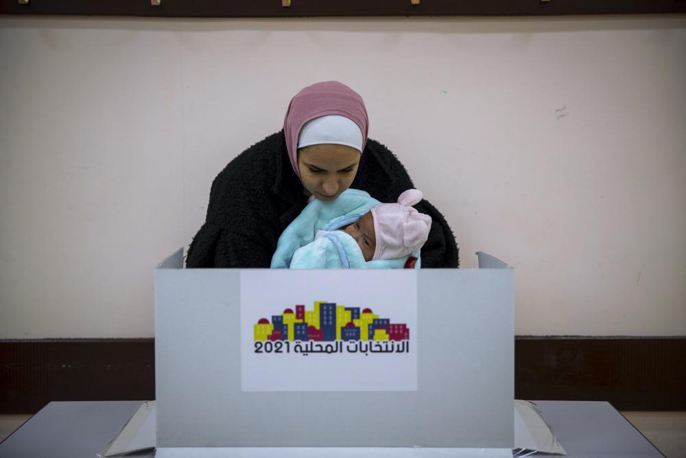 Some 400,000 Palestinians vote in rare municipal elections