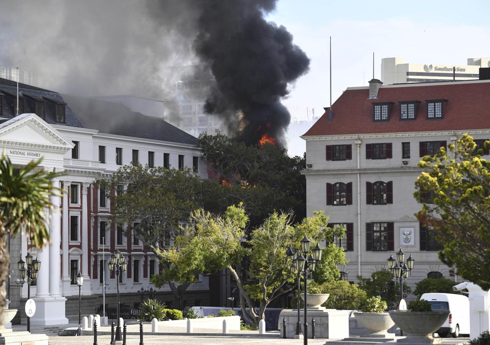 Fire ravages Cape Town seat of South Africa’s Parliament Fire ravages Cape Town seat of South Africa’s Parliament