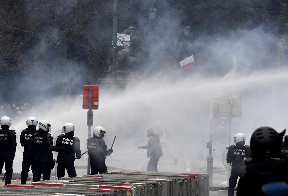 Water cannon, tear gas at COVID-19 protests in Brussels