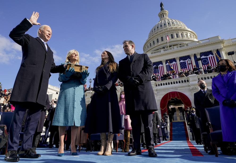 After Biden&rsquo;s first year, the virus and disunity rage on