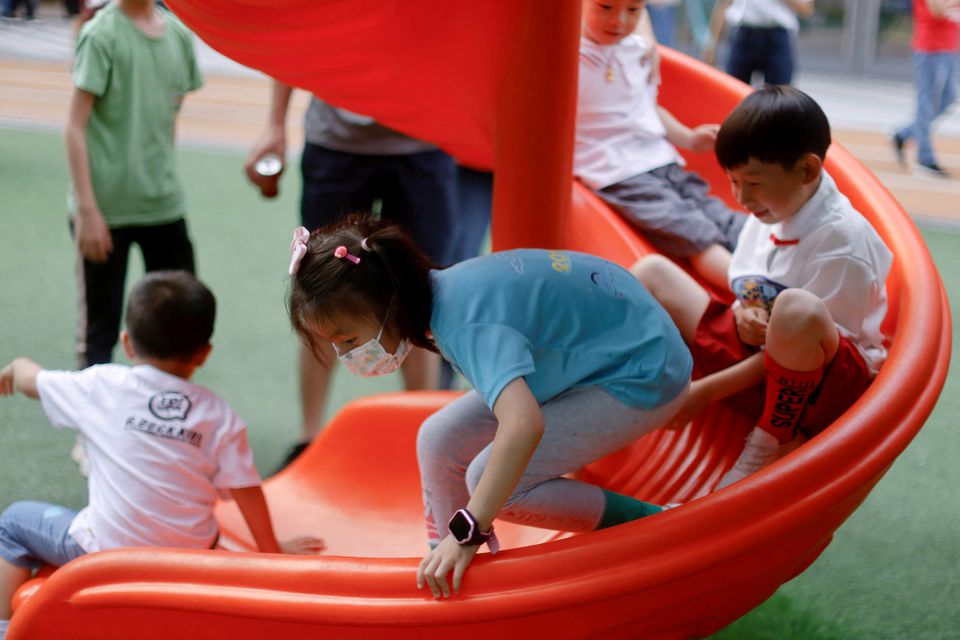 China&rsquo;s birth rate drops to record low in 2021