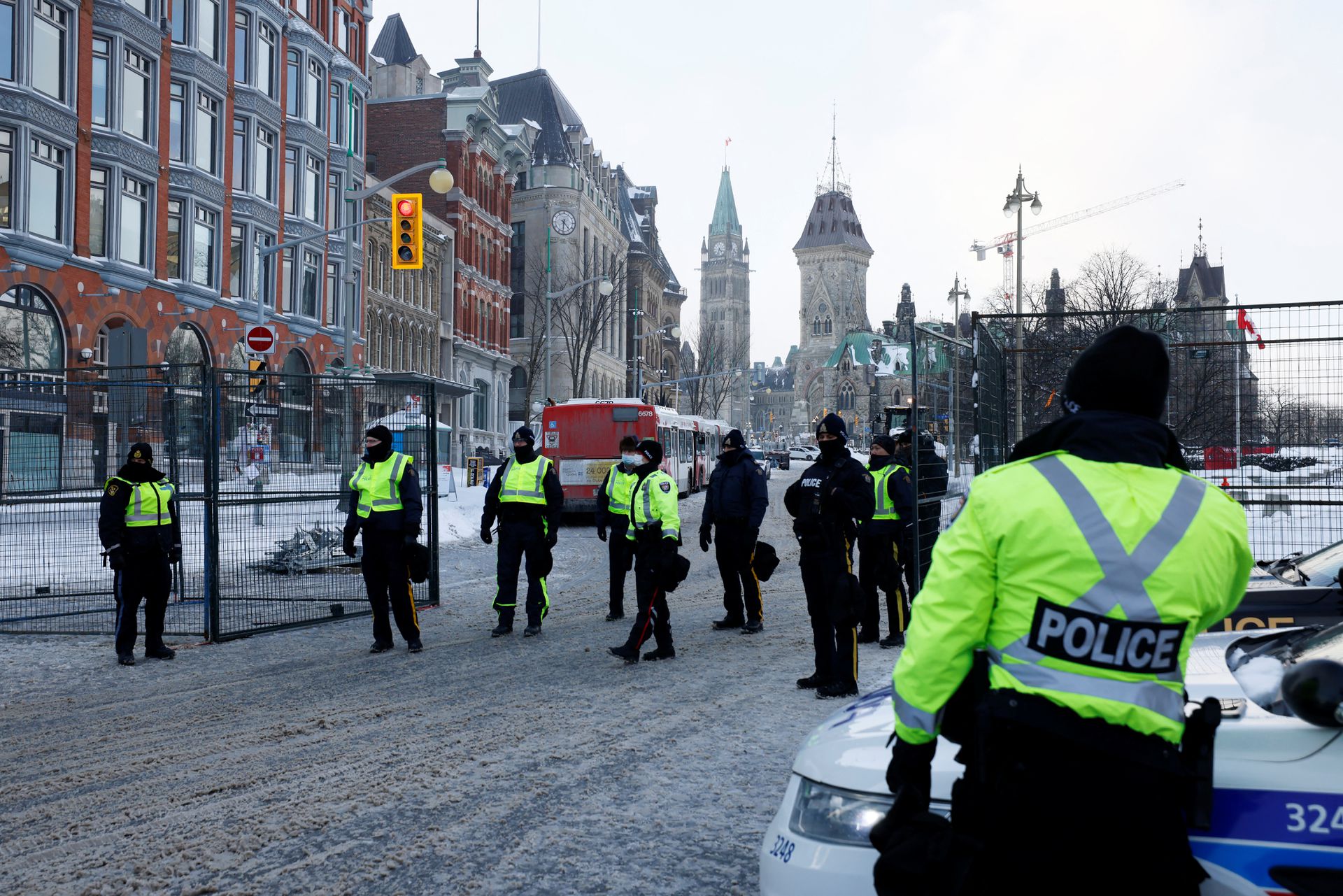 Canadian police make final push to end weeks-long protest in capital Canadian police make final push to end weeks-long protest in capital