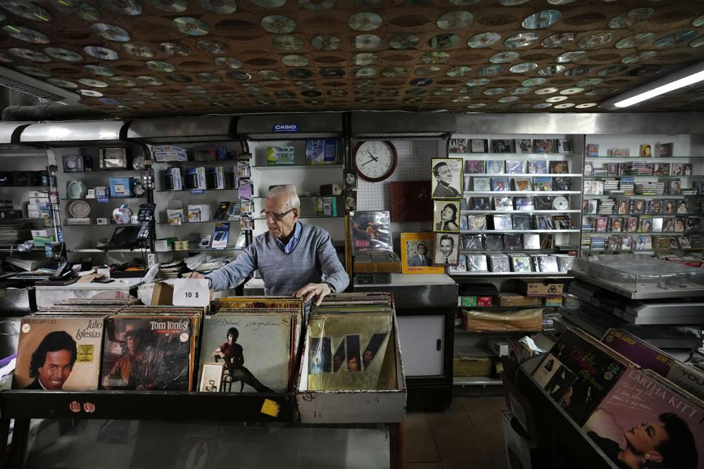 Once Lebanon&rsquo;s center of glamor, Hamra Street goes dark