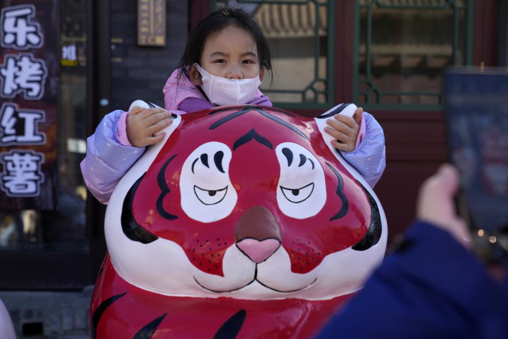 On Lunar New Year, Chinese pray outside shut temples