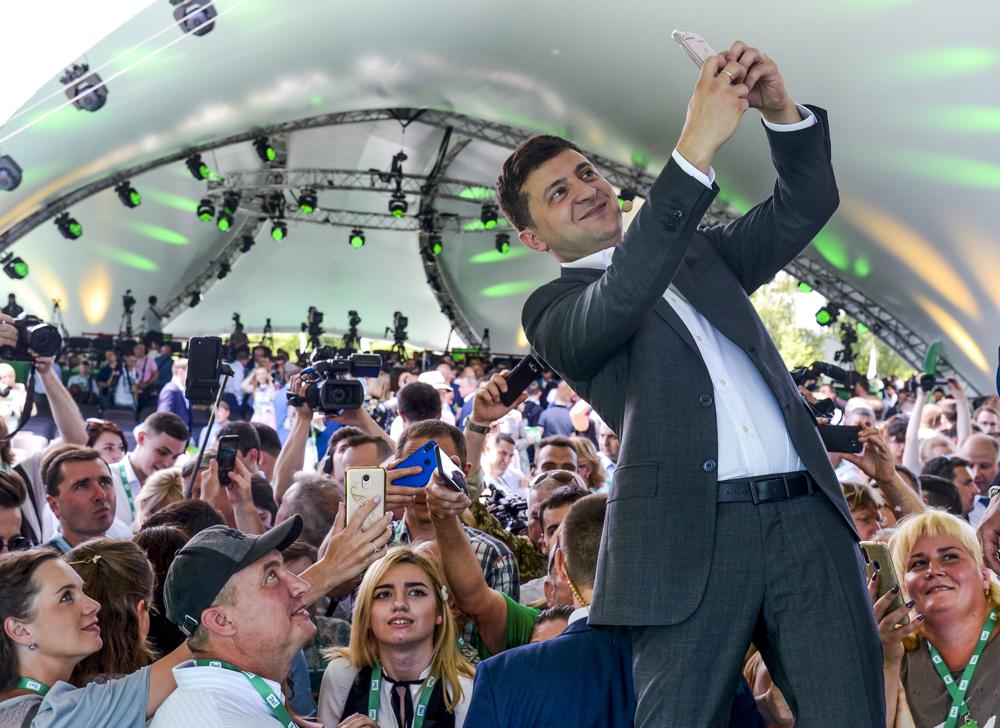 Ukraine president&rsquo;s ratings fall as crisis with Russia brews