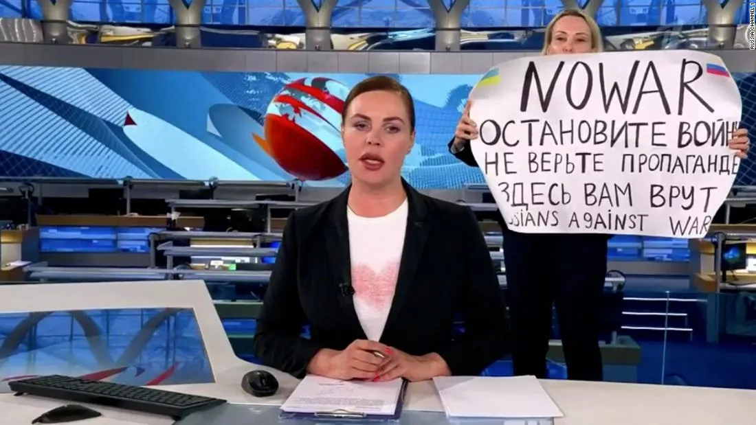 Protester interrupts live Russian state news broadcast to denounce invasion of Ukraine