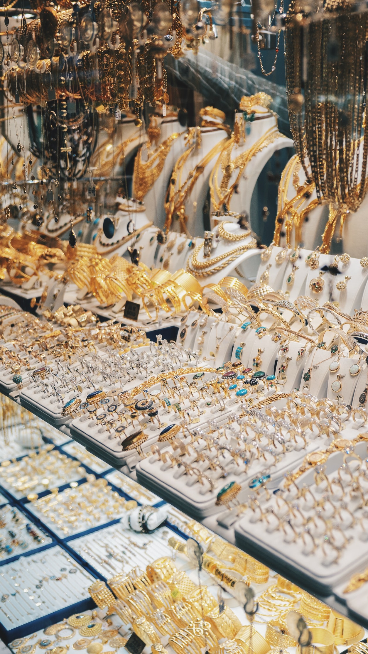Gold prices decrease on Monday in Egypt