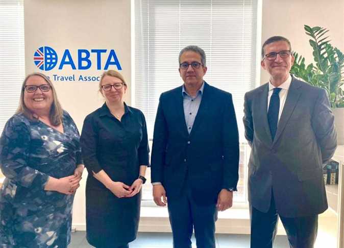 Egypt minister pushes for more tourist movement during talks with UK travel agents