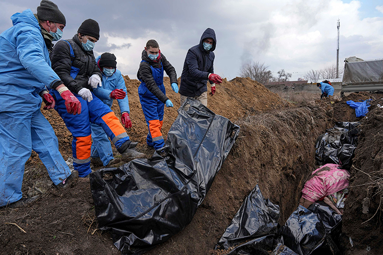Bodies buried in mass grave as Mariupol endures unrelenting Russian assault
