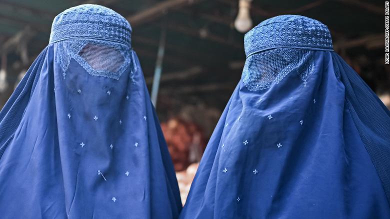 مرسوم طالبان يأمر النساء الأفغانيات بتغطية وجوههن
