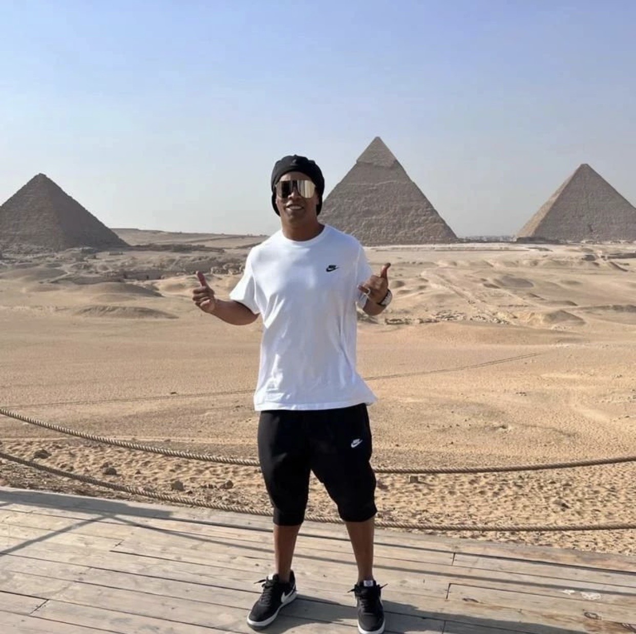 Ronaldinho visits pyramids, expresses his happiness to be in Egypt