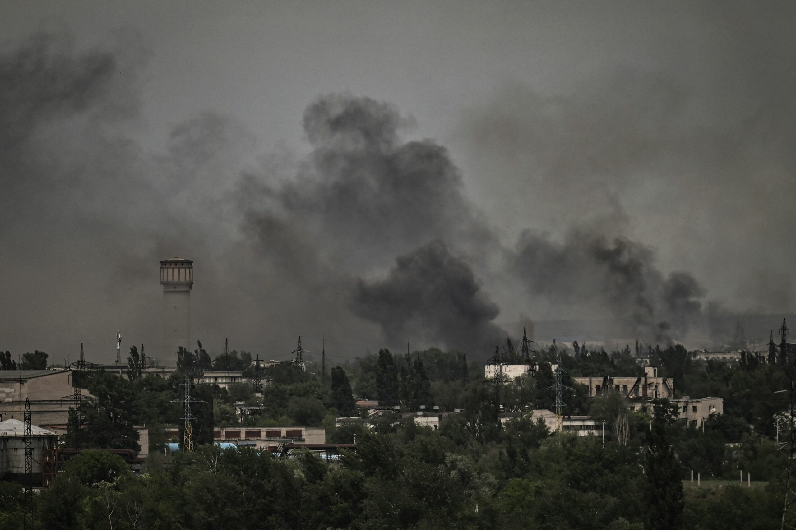 Russian forces make little headway despite intense artillery and air strikes, Ukraine military says