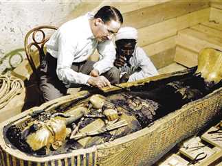 Howard Carter in king tutankhamun tomb