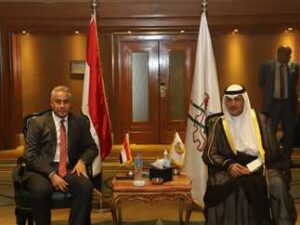 The Egyptian Minister of Manpower, Hassan Shehata, met with Mubarak al-Azmi, Director General of the Kuwaiti Public Authority for Manpower and head of the Kuwaiti government delegation participating in the 48th Arab Labor Conference