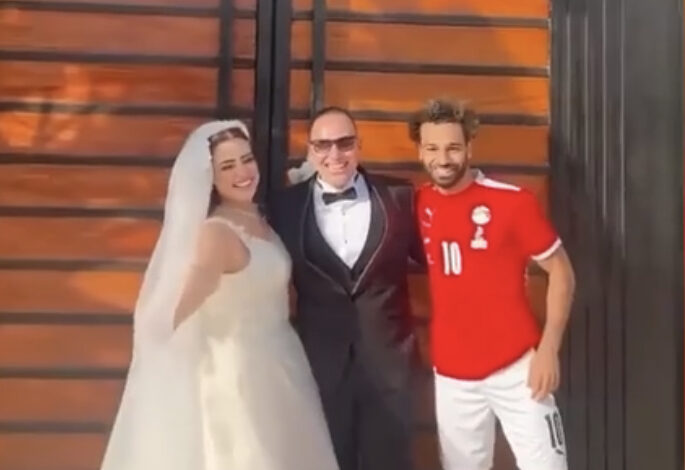 Mo Salah surprises newlyweds at wedding photo session