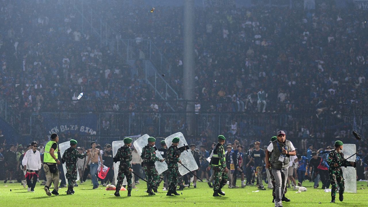 Police&rsquo;s tear gas main cause of death in Indonesia soccer stampede: investigators